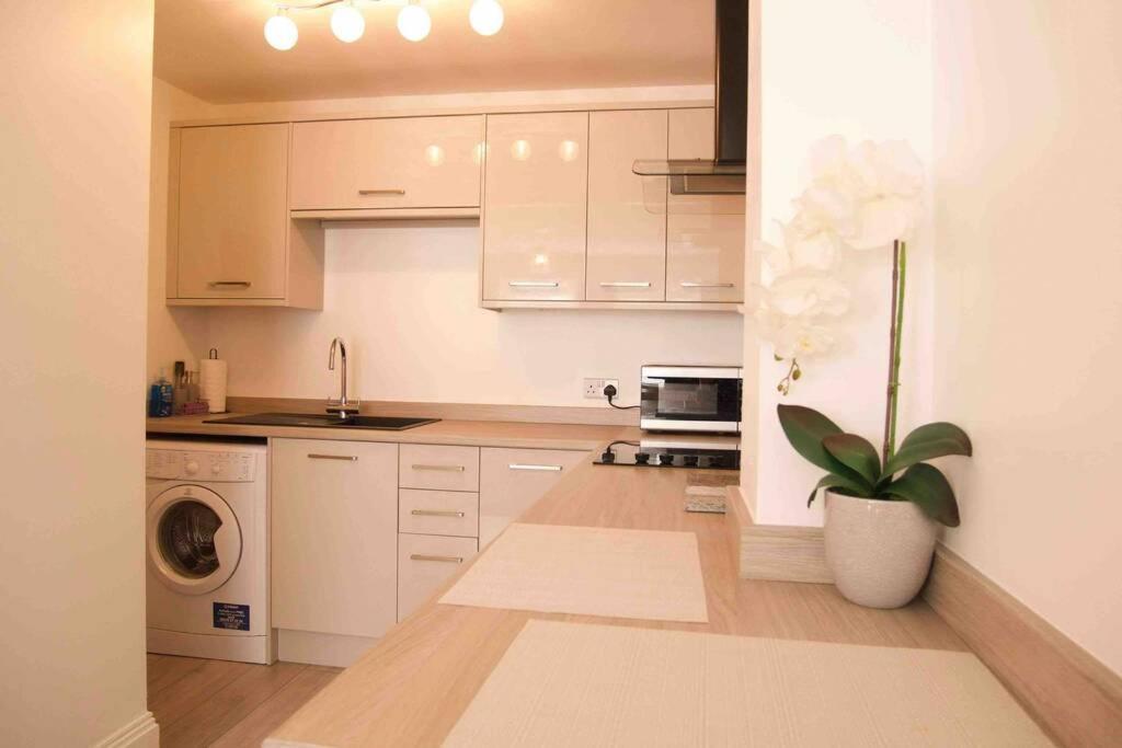 York City Centre, Recently Renovated 2 Bedroom Flat Exterior foto